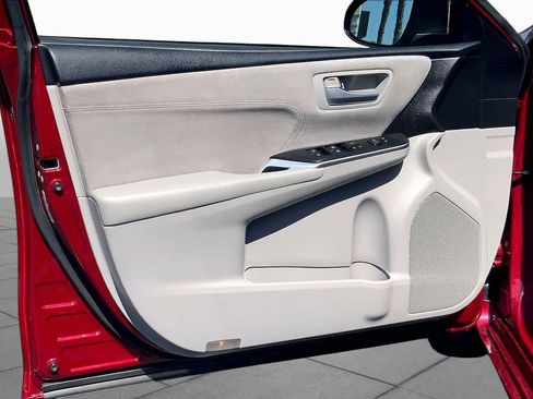 Used 2017 Toyota Camry XSE FWD image 19
