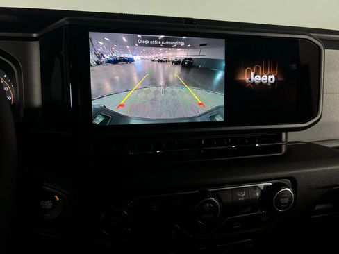 Used 2025 Jeep Gladiator Sport image 18