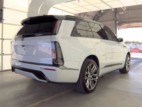 Used 2026 Cadillac Vistiq Platinum w/ LPO, Floor Liner Package AWD/4WD image 4