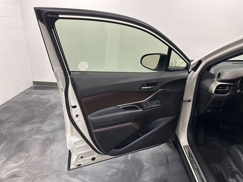 Used 2019 Toyota C-HR Limited FWD image 9