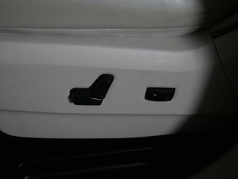 Used 2014 Chrysler Town & Country Touring-L w/ Driver Convenience Group FWD image 20