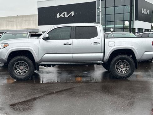 Used 2022 Toyota Tacoma SR5 w/ Technology Package image 7