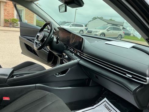 Used 2025 Hyundai Elantra SEL FWD image 24