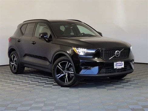 Used 2023 Volvo XC40 B5 Plus image 2