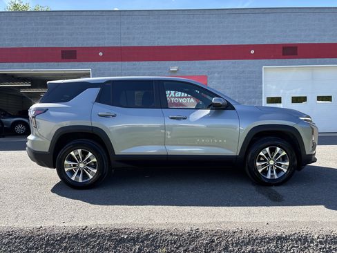 Used 2025 Chevrolet Equinox LT AWD/4WD image 2