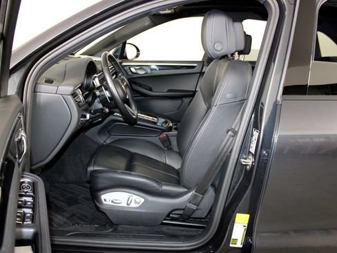 Certified 2023 Porsche Macan AWD/4WD image 5