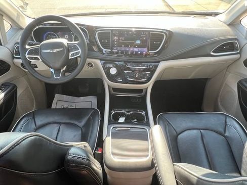 Used 2023 Chrysler Pacifica Limited FWD image 2