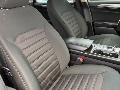 Used 2018 Ford Fusion SE w/ Fusion SE Technology Package FWD image 8