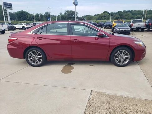 Used 2017 Toyota Camry SE w/ Moonroof Package FWD image 3