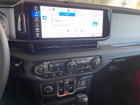 Used 2025 Jeep Wrangler Sahara image 18