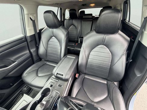 Used 2020 Toyota Highlander XLE FWD image 23