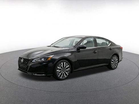 Used 2025 Nissan Altima 2.5 SV FWD image 3