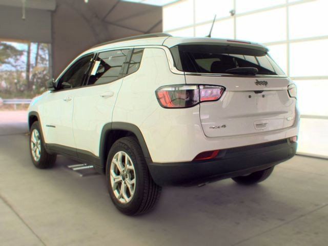 Used 2025 Jeep Compass Latitude w/ Sun & Sound Group AWD/4WD image 7