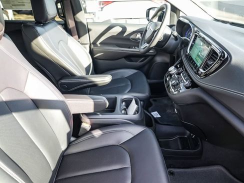 New 2026 Chrysler Pacifica Select image 17