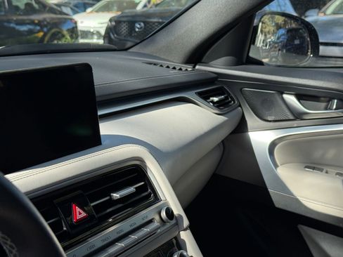 Used 2025 Genesis G70 2.5T image 29