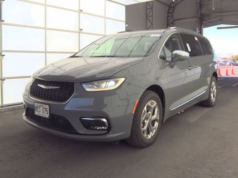 Used 2021 Chrysler Pacifica Limited w/ Premium & Safety Sphere Group AWD/4WD image 2