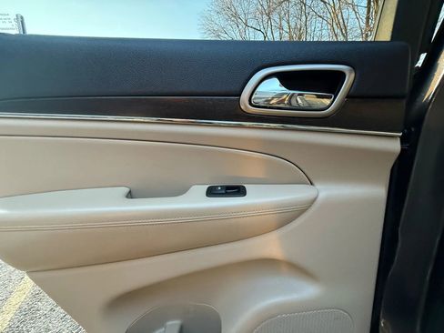 Used 2014 Jeep Grand Cherokee Limited image 16
