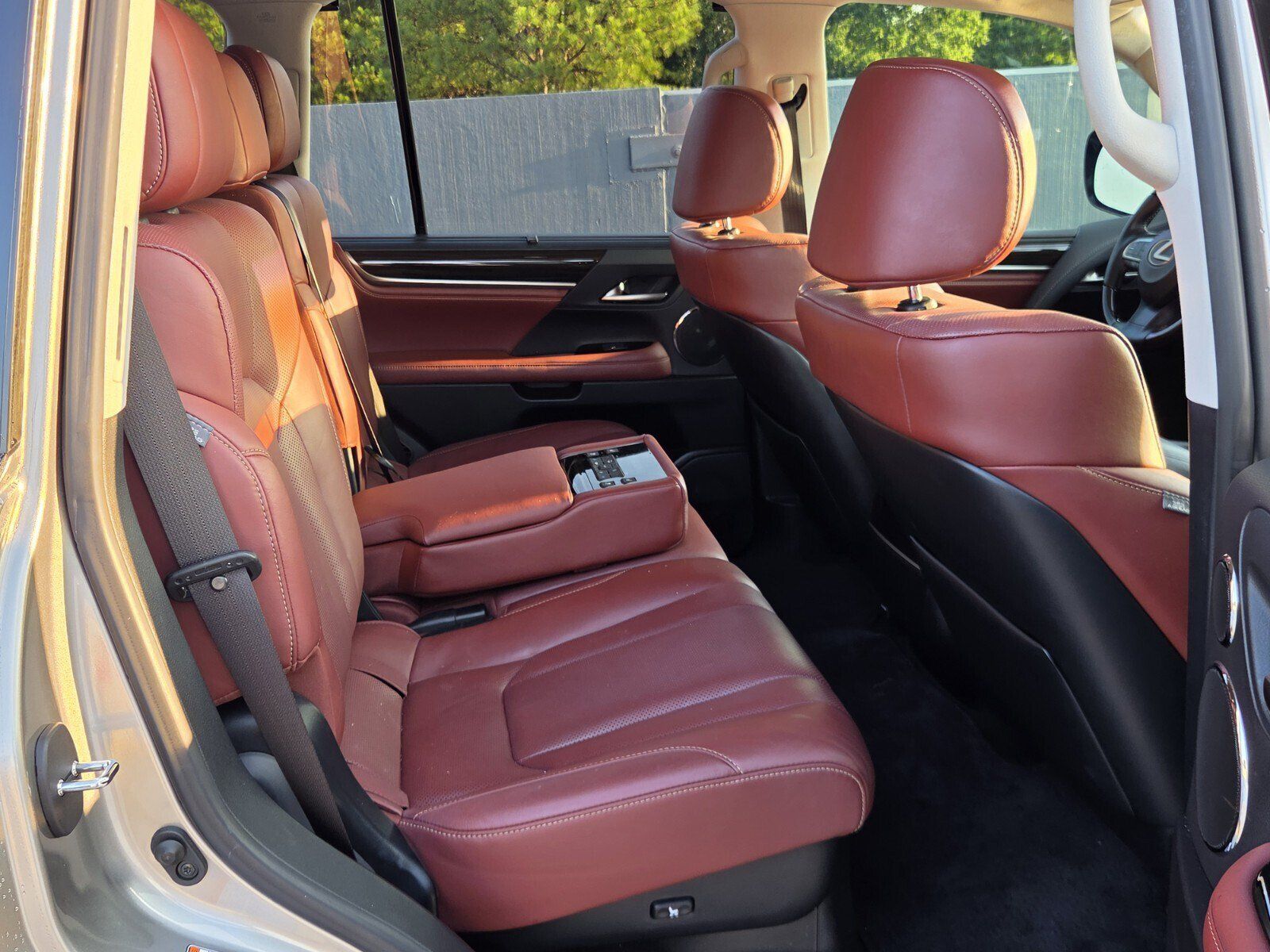 Used 2021 Lexus LX 570 4WD w/ Luxury Package image 17