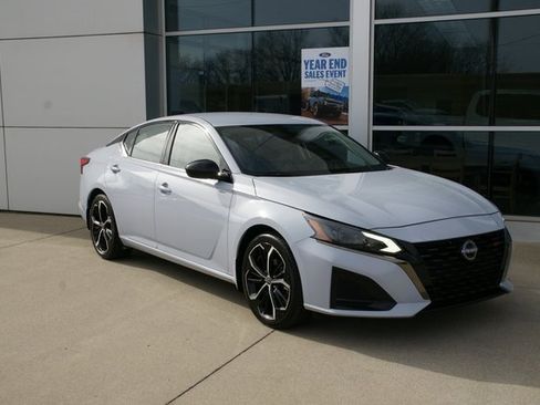 Used 2024 Nissan Altima 2.5 SR image 2