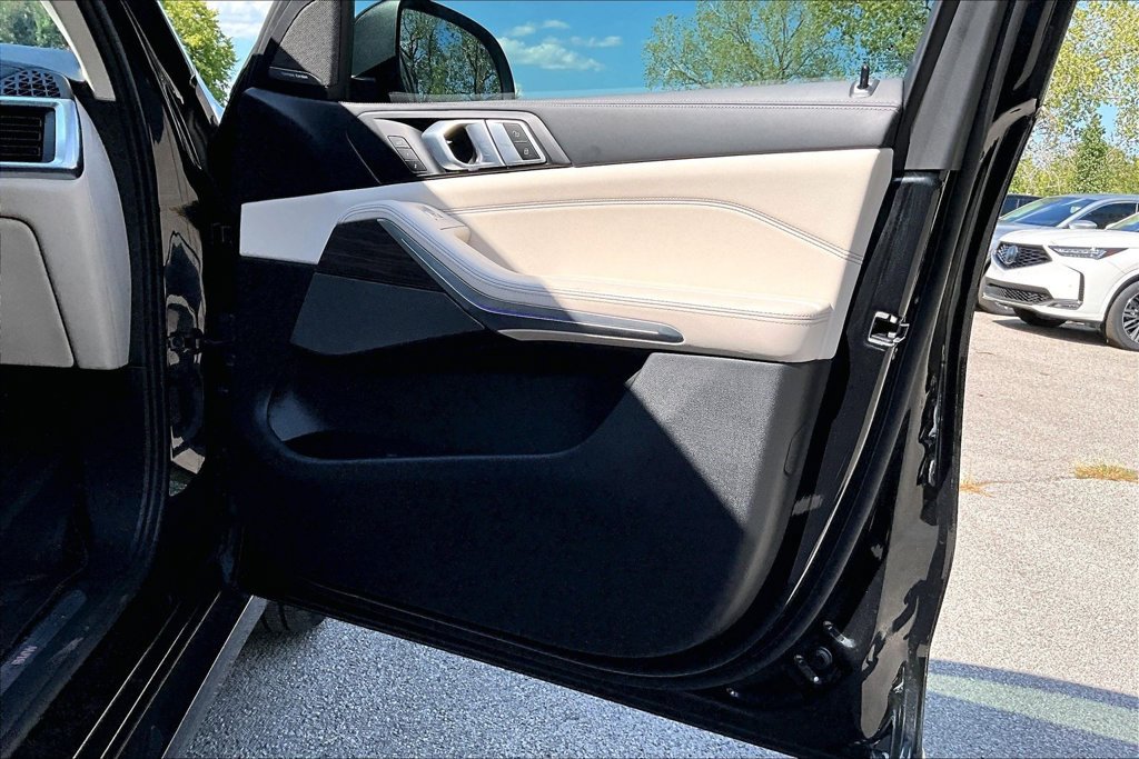 Used 2025 BMW X7 xDrive40i w/ Premium Package AWD/4WD image 23
