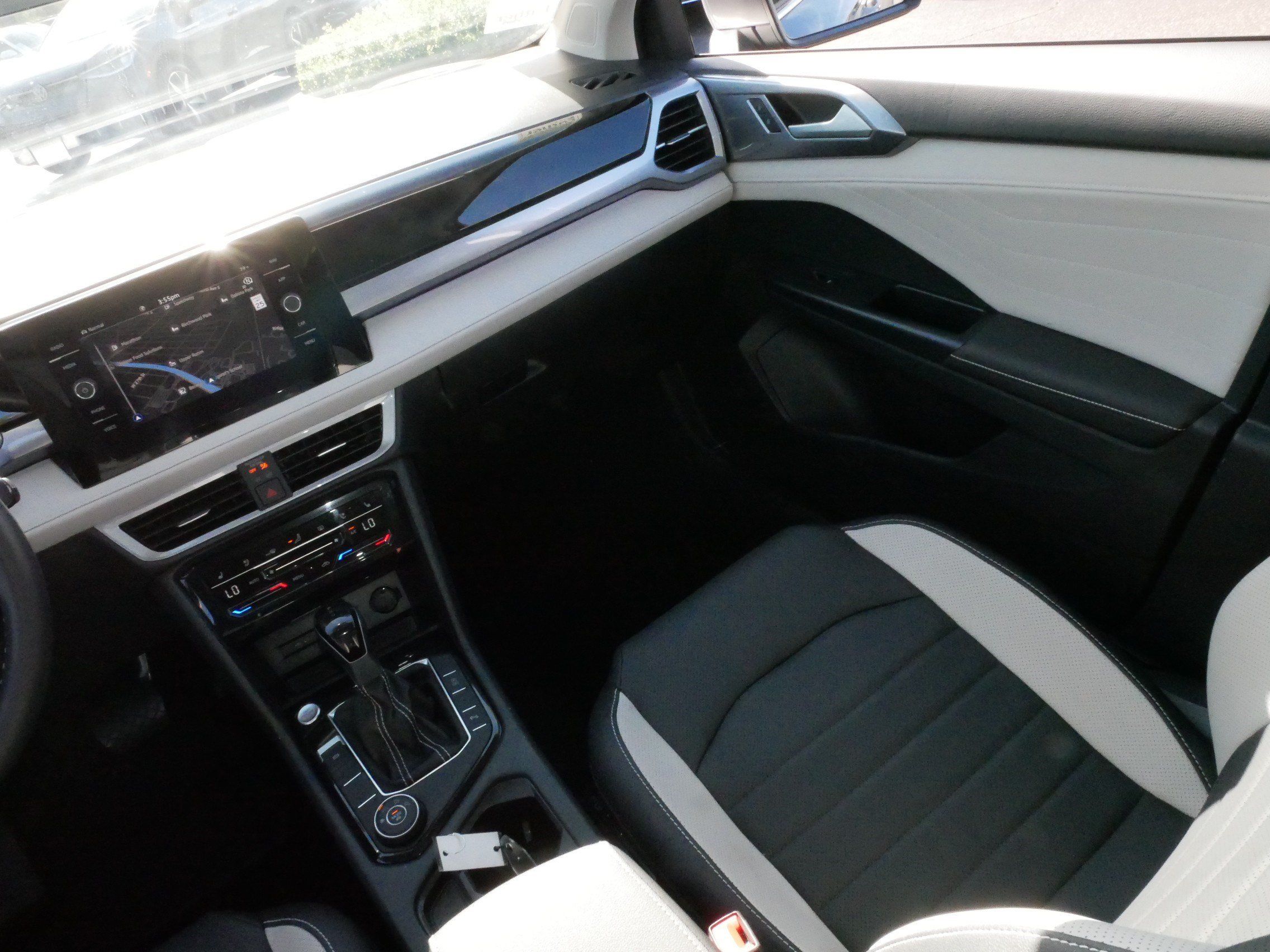 Certified 2025 Volkswagen Taos SEL AWD/4WD image 11