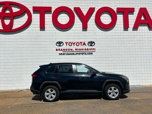 Used 2020 Toyota RAV4 XLE w/ Convenience Package image 4