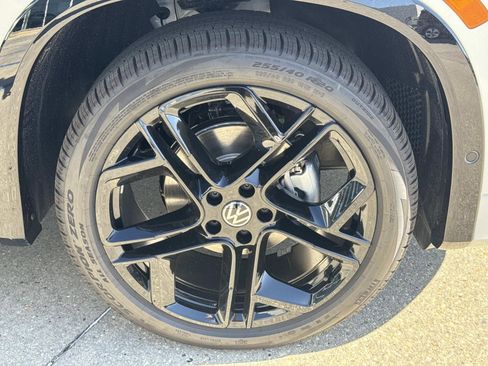 New 2026 Volkswagen Tiguan SE R-Line FWD image 3