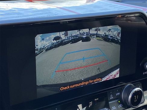 Certified 2024 Toyota Highlander XLE image 28