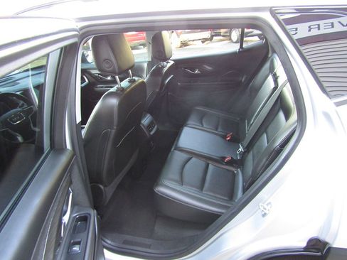 Used 2022 GMC Terrain SLT w/ Infotainment Package II image 5