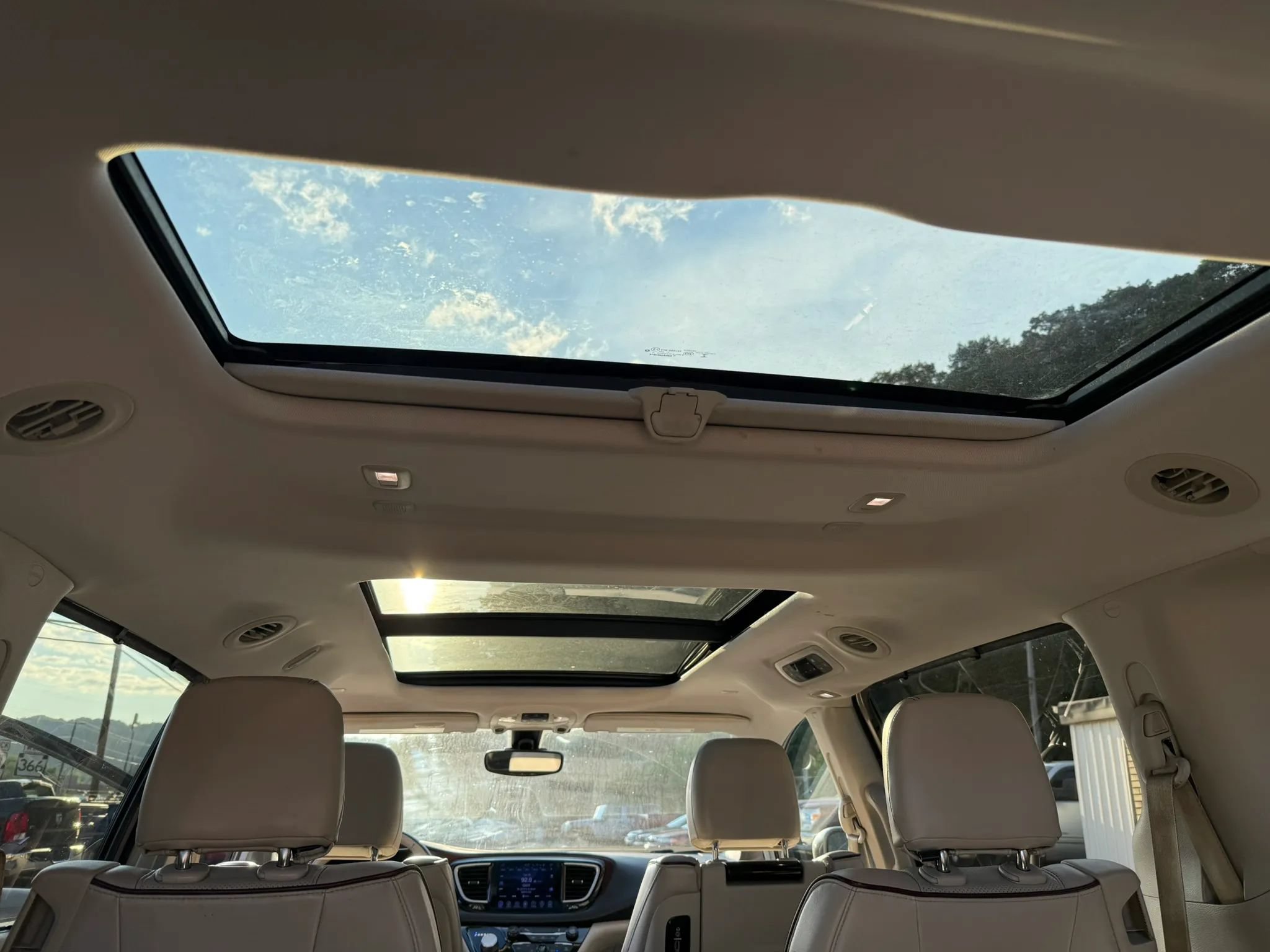 Used 2017 Chrysler Pacifica Limited w/ UConnect Theater Package FWD image 21