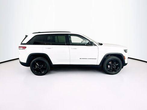 Used 2023 Jeep Grand Cherokee Altitude AWD/4WD image 10