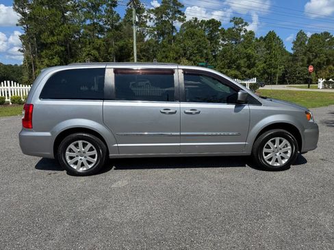 Used 2013 Chrysler Town & Country Touring image 7