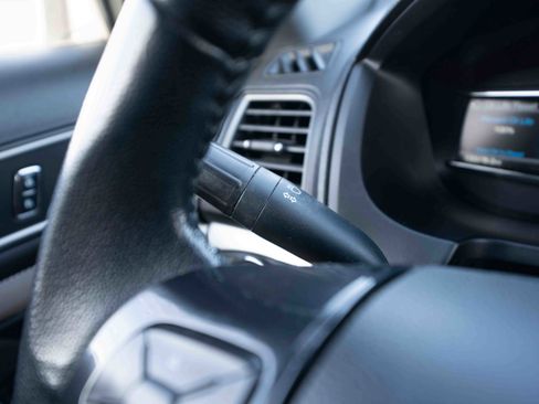 Used 2018 Ford Explorer XLT w/ Equipment Group 202A image 13