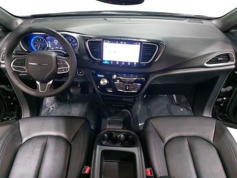Used 2025 Chrysler Pacifica Select image 9