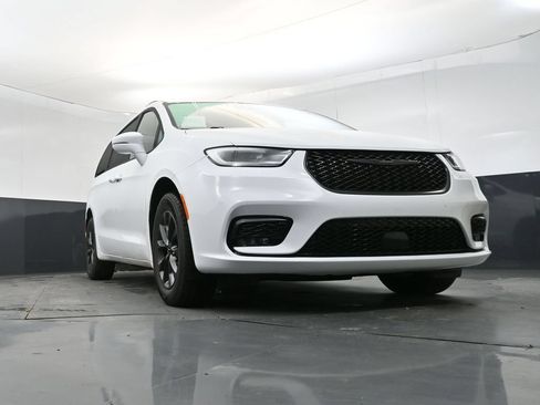 Used 2022 Chrysler Pacifica Touring-L w/ S Appearance Package AWD/4WD image 25
