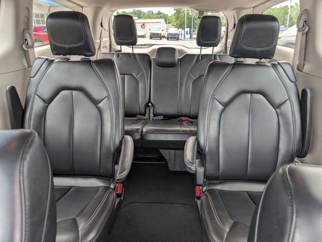 Used 2023 Chrysler Pacifica Touring-L FWD image 16