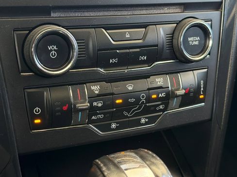 Used 2018 Ford Explorer XLT w/ Equipment Group 202A FWD image 23