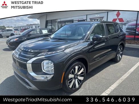New 2025 Mitsubishi Outlander SE image 3