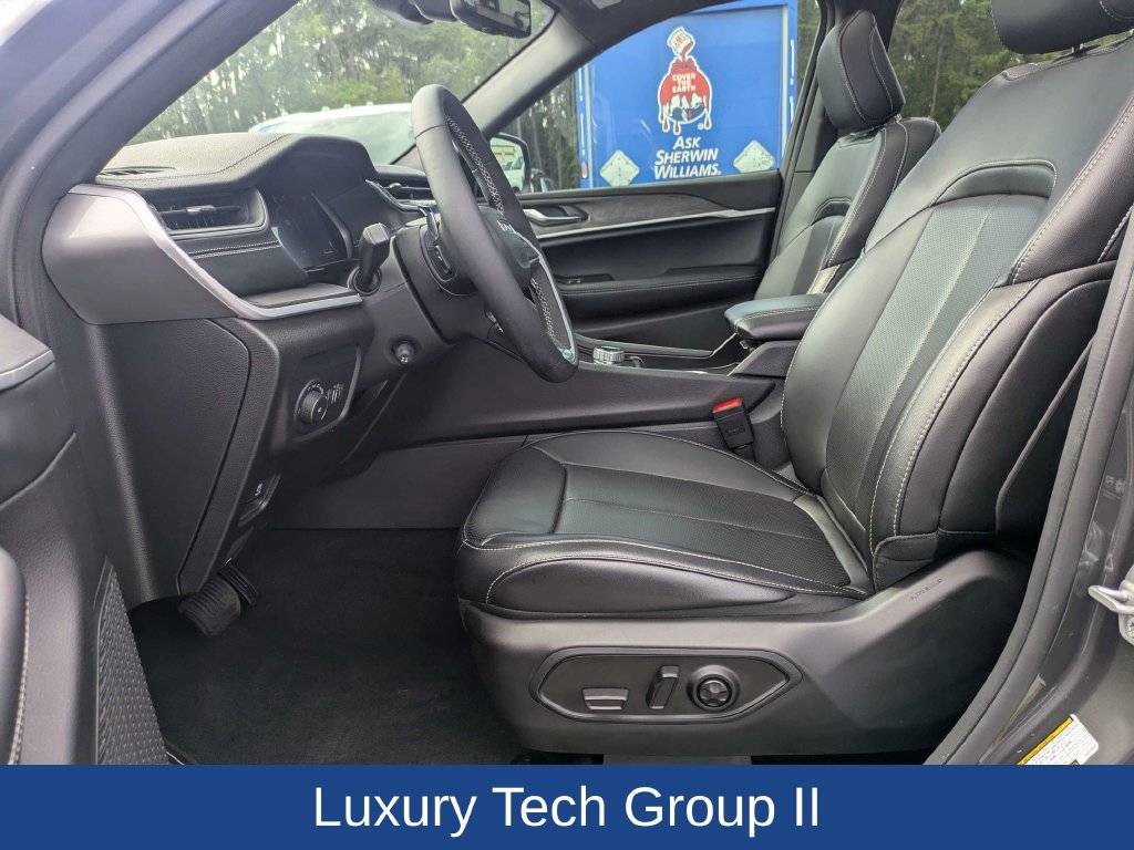 Used 2025 Jeep Grand Cherokee Limited w/ Luxury Tech Group II AWD/4WD image 23