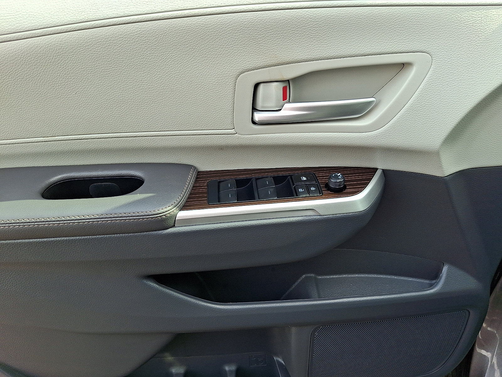 Used 2024 Toyota Sienna XLE FWD image 13