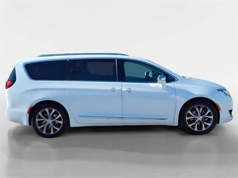 Used 2017 Chrysler Pacifica Limited image 6