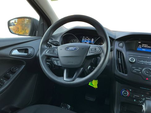 Used 2018 Ford Focus SE w/ SE Appearance Package image 12
