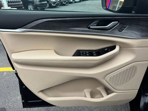 Certified 2025 Jeep Grand Cherokee Limited image 9