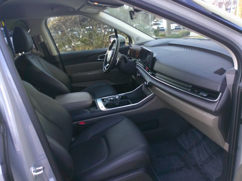 Used 2025 Kia Carnival EX image 46