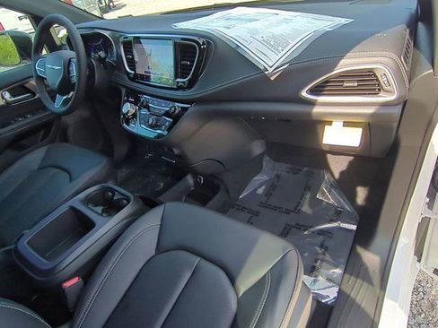 New 2026 Chrysler Pacifica Select image 33