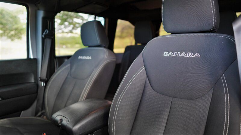 Used 2018 Jeep Wrangler Unlimited Sahara w/ Connectivity Group AWD/4WD image 12