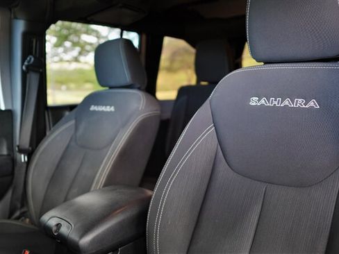 Used 2018 Jeep Wrangler Unlimited Sahara w/ Connectivity Group AWD/4WD image 12