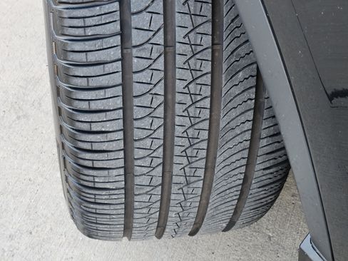 Certified 2025 Land Rover Discovery S image 12