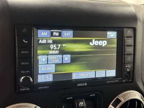 Used 2017 Jeep Wrangler Unlimited Sahara w/ Connectivity Group AWD/4WD image 21