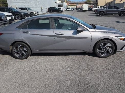 Used 2024 Hyundai Elantra Limited image 5